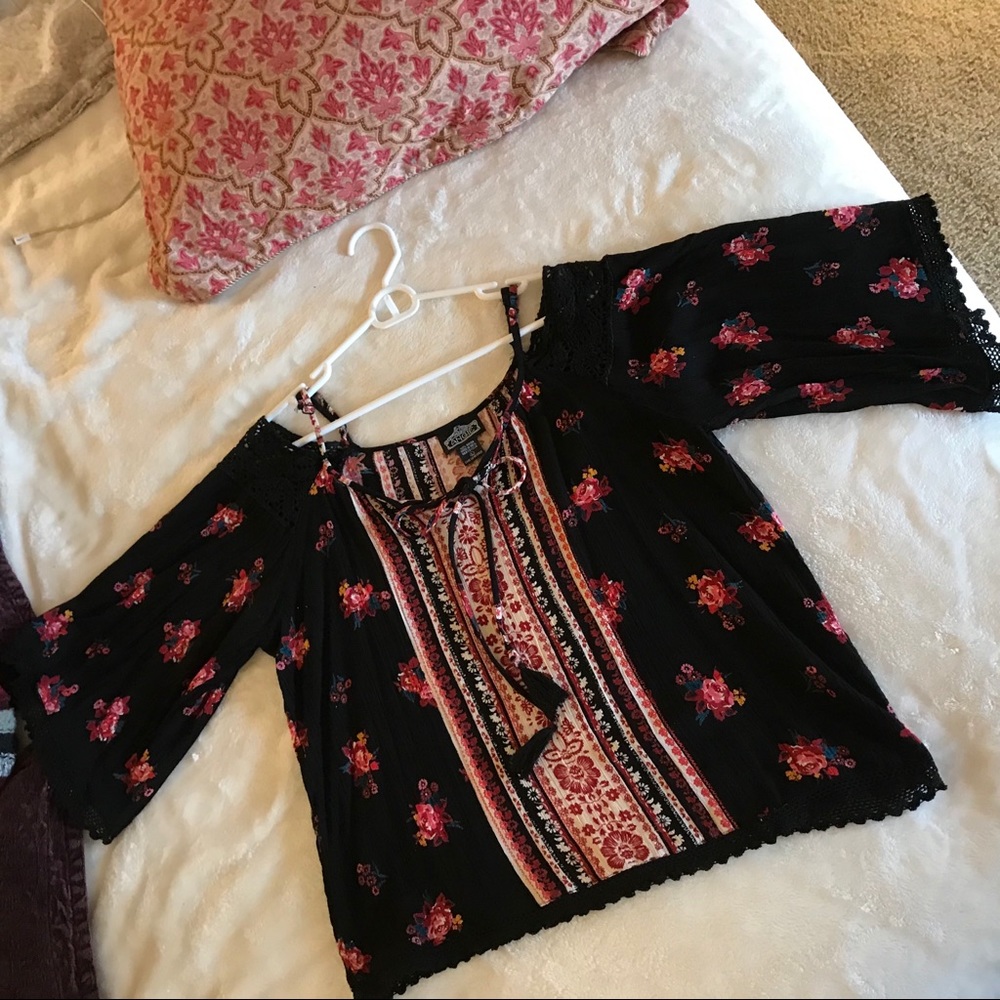 Cold Shoulder Crochet. NWOT.